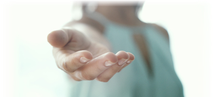 femme qui tend la main